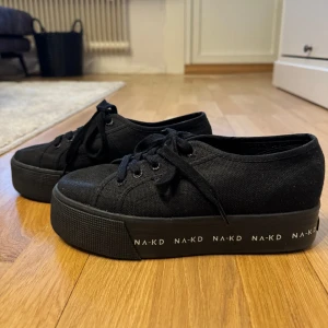 Superga x NAKD skor, Storlek 37 - Superga x NAKD platform skor i storlek 37, i princip nya, har bara haft de en gång. Skriv för bilder på 😊  Säljer för 75kr, köparen står för frakten 🌸