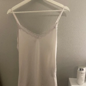 Linne - Vitt linne med spets🌺