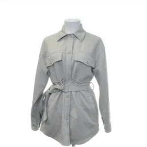 Överskjorta  - Säljer en helt ny överskjorta från märke Pull&bear i strl S i färg Grå endast använd en gång och är nästan som ny. 