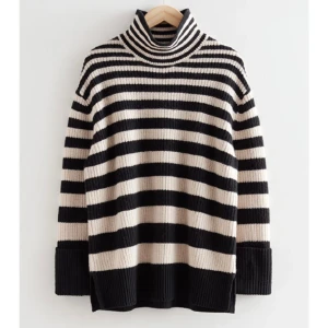 Oversized stickad tröja med halv polo  - En jättesnygg stickad tröja från & other stories. Nyskick och aldrig använt med prislappen kvar  Nypris: 990kr