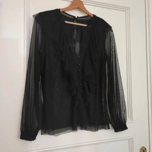 Zara blus - Skitsnygg svart zara blus😻Storlek S och är i nyskick. Skriv vid intresse 
