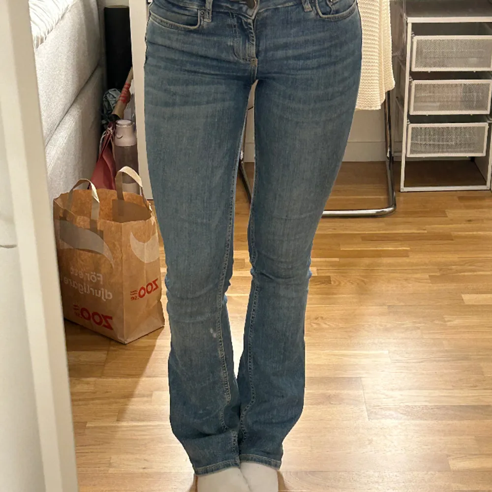 Säljer dessa jeans från zara, använda några gånger så de är i bra skick❤️jeansen är i XS, men skulle passa även en S, köparen står för frakt. Jeans & Byxor.