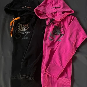 Better Bodies - Helt nya, oanvända mjukis kläder N.Y. Hoodie- 349 kr styck Pink, stl. S & L, Fitted soft hoodie- 349 kr styck Pink, stl. M & L Black, stl. S & L  Personen på bilden är 160 och bär stl. M✨