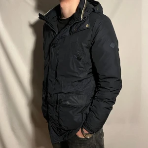 J.Lindeberg Jacka - Tjena! Säljer nu denna snygga jacka från J.Lindeberg • Skick 8/10 (❗️OBS en knapp saknas ❗️) Nypris : 4599 sek • Vårt pris : 799 sek • Storlek M men passar även L och XL • Hör gärna av er om ni har några frågor eller funderingar;)