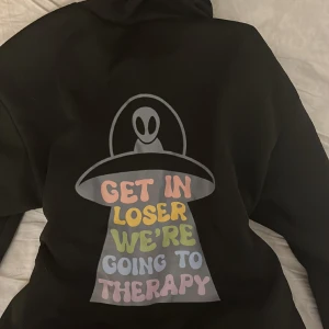 Svart Hoodie -   mjuk och oversize hoodie, aldrig använd. I ny skick!