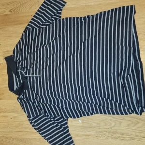 En randig tröja med krage - En randig t shirt.med krage