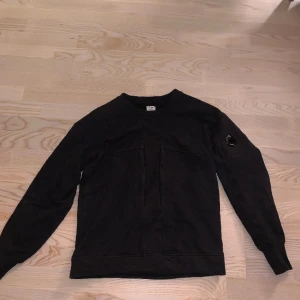 CP COMPANY tröja - Cp company tröja/sweater i jättebra skick. Scan finns  Sällsynt design med två fickor med dragkedjor på tröjan Storlek S men passar även M