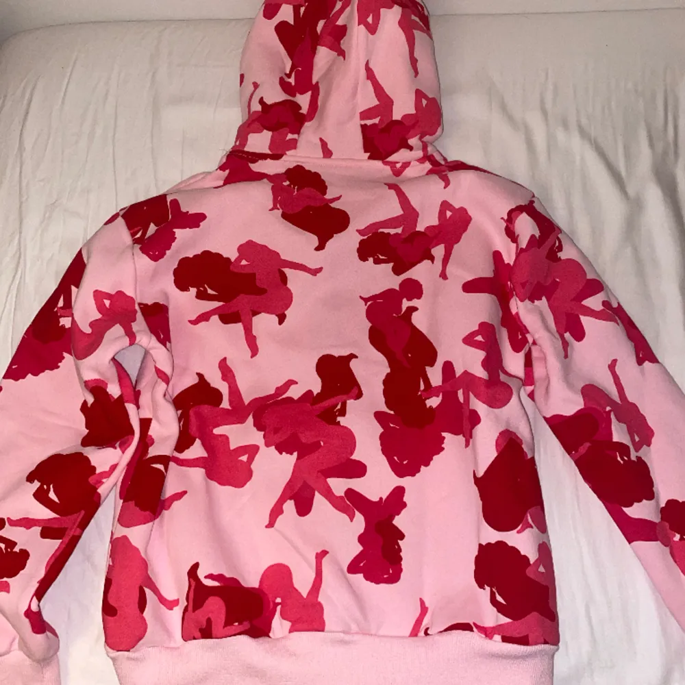 Jätte snygg hoodie från named collective!Oanvänd och är i god skick! Väljer att sälja den då den inte kommer till användning💗 . Hoodies.