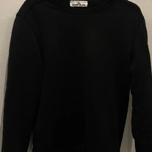 Stone island tröja  - Hej! Säljer min Stone island tröja då den blivit för liten, det är ett litet hål längst ner på armen (sista bilden) där av priset. Har kvitto och påse bara att höra av sig vid fråger   //Lucas 