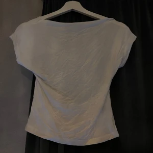 T-shirt  - Säljer denna rygglösa t-shirt, endast testad 🌟