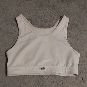 Sportbehå - Använd, ganska liten vit. Ren och fräsch från Newbody, billig. Alla kläder jag säljer tvättas såklart innan leverans, frakt kostar inte och kan även gå med på prissänkning om de behövs! Spana gärna även in mina andra artiklar! :))