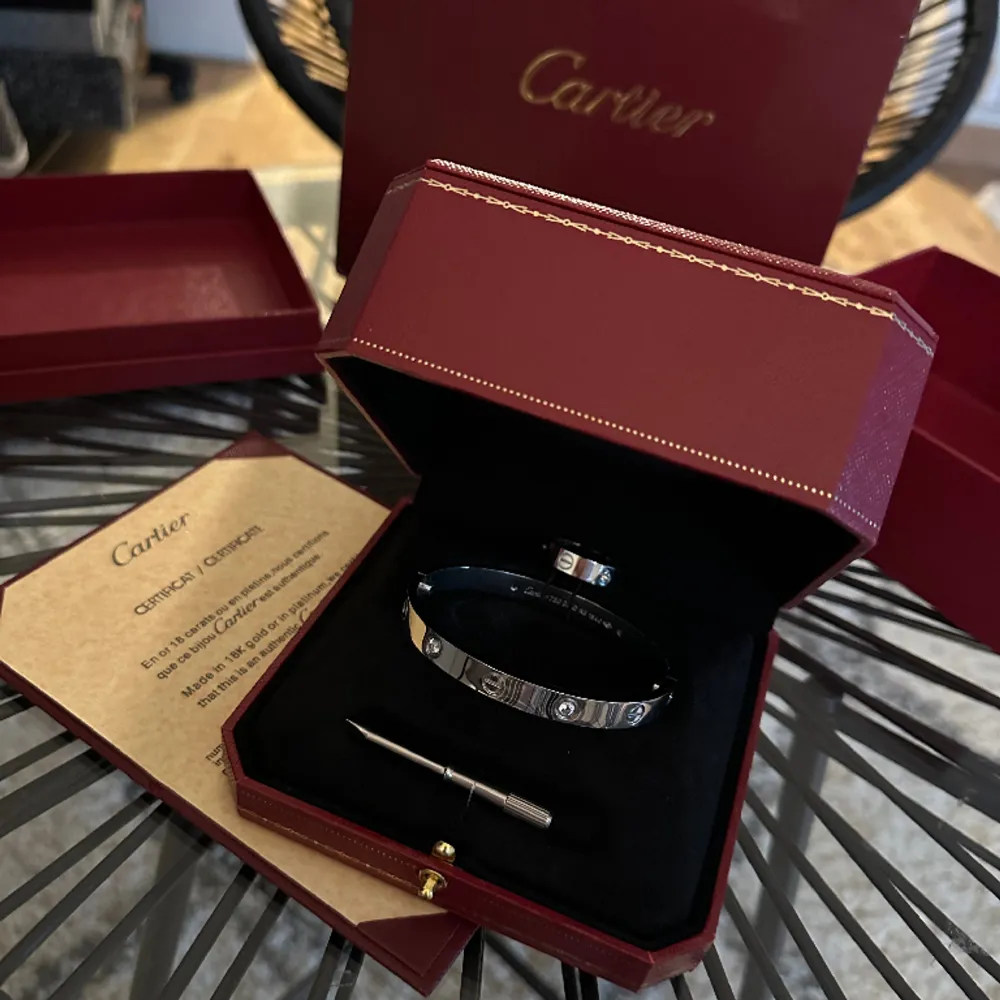 Säljer mitt set av Cartier Love armbandet och ring i 750 (18 Karat) Vitguld pågrund av ingen användning. Certifikat av att det är äkta medföljer även lådor samt påse. Armbandet är i EU size 7 och ringen är i EU size 10.. Accessoarer.