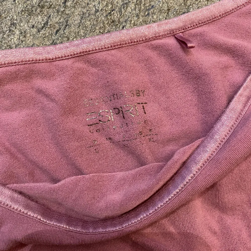 Ett snyggt rosa linne med smala band från Espirit i storlek S/M🌸 linnet är i mycket bra skick!. Toppar.