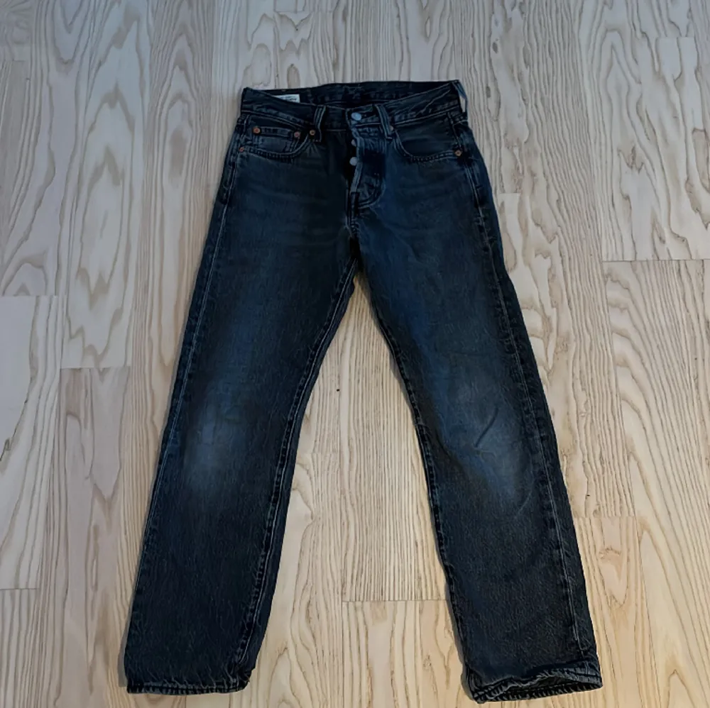 Skick 9/10  Jeansen är grå/svarta  Köparen står för frakt. Jeans & Byxor.
