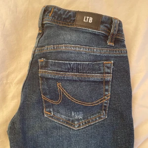 Ltb Valerie jeans  - Säljer de här mörkblå ltb jeansen i modellen valerie bootcut. Helt oanvända i nyskick, inga defekter alls. Priset kan diskuteras. Fråga gärna om fler bilder eller mått! 💗🌷✨