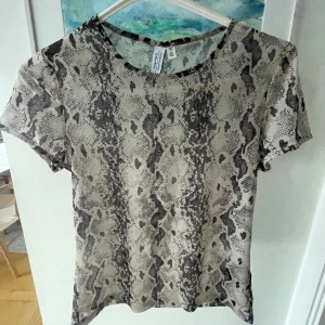 mest topp - snygg t-shirt i mesh med ormmönster på!! använd gärna köp nu