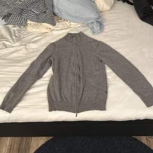 Hel zip tröja i merinoull storlek small, använd ca 6 månader. Tröjan är lite liten i storleken Inga defekter Pris kan diskuteras vid snabb affär