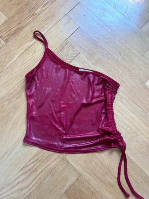Fest topp - röd skimmrig one shoulder topp ❤️