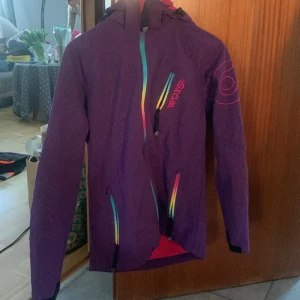 Vår/höst jacka, typ Softshell - Strl 170, använd men fint skick. 