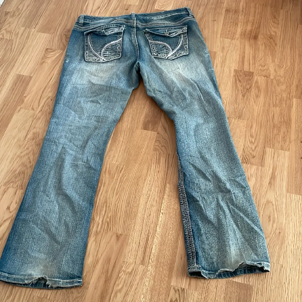 Jätte fina boutcut jeans men coola detaljer ( midjemått 42 rakt över och inerbenslängd 75). Jeans & Byxor.