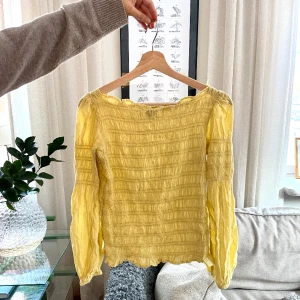 Gul topp - Säljer denna gula topp så snygg😍😍