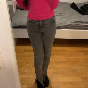 Zara jeans med slits - Gråa zara jeans med slits strl 32/xxs