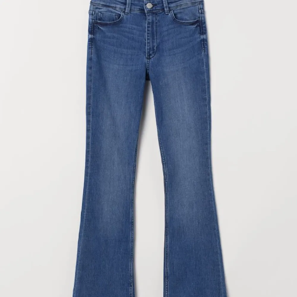 Ljusblåa bootcut jeans i strl 38 men passar på mig som har 36, säljs då dem aldrig kommit till användning💙(lånad bild). Jeans & Byxor.