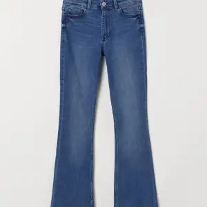 Ljusblåa bootcut jeans i strl 38 men passar på mig som har 36, säljs då dem aldrig kommit till användning💙(lånad bild)