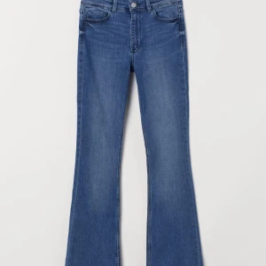 Bootcut jeans  - Ljusblåa bootcut jeans i strl 38 men passar på mig som har 36, säljs då dem aldrig kommit till användning💙(lånad bild)
