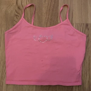 Rosa croptop - Rosa linne med rhinstones i form av ett hjärta! Bra skick.