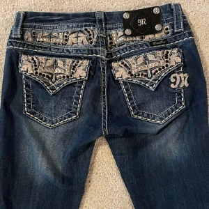 Miss me jeans - Super fina miss me bootcut jeans, storlek 27. Säljs då dom är lite för stora. Knapparna på fickorna är borta och dom är lite slitna vid hälen. Men inget som märks.  Midja: 36cm, innerben: 75cm. Använd gärna köp nu❤️