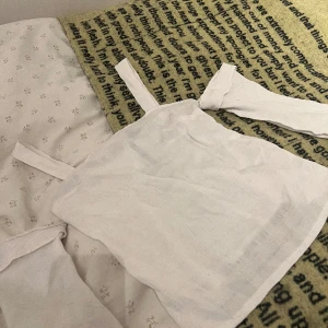 Vit blus - Jättefin vit blus, säljer den för att jag inte tycker den sitter fint på mig  Xs