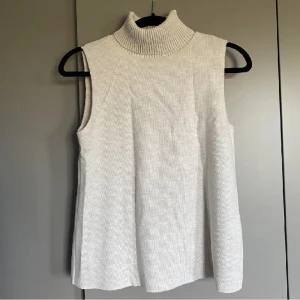 Armlös tröja - Jättesnygg armlös tröja som jag köpte här på Plick. Jättebra skick!😇❣️(lånad bild)