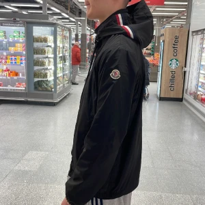 moncler grimpeurs  - äkta moncler grimpeurs byten mot parajumpers är intressant storlek 3/M kvitto finns nypris 7700 skick 7/10 ibga skavanker allt fungerar 