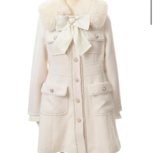 Liz Lisa kappa - Säljer denn jätte söta kappan ifrån Liz Lisa i nyskick då jag har liknande, nypris är 1300kr💕🎀