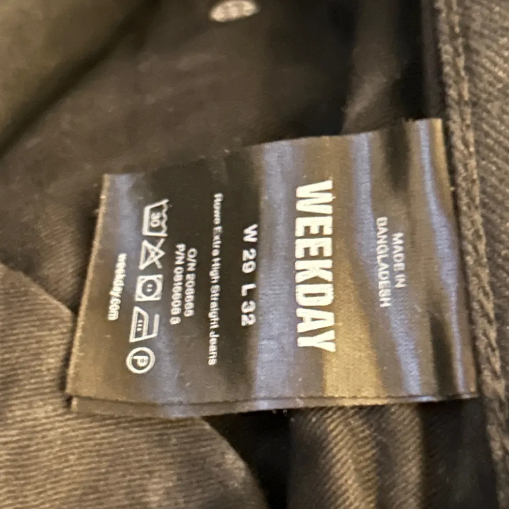 Svarta raka jeans från weekday i storlek 29/32. Använd få gånger så är i bra skick. Jeans & Byxor.