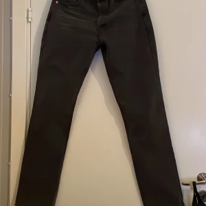 501 Jeans  - W31 L33. Är lite tight på mig som är 174 cm och är slim fit.