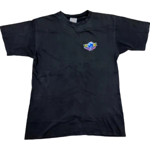 Live to Surf T-Shirt - Mörkgrå T-Shirt med tryck. Ställ gärna frågor!