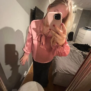Blus  - Rosa blus ifrån Kappahl!!! Är i storlek 40 men passar perfekt på en 36-38 med!!!!