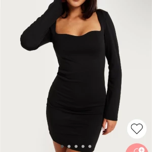 Klänning från Nelly  - Svart klänning från Nelly, använd en gång. Köparen står för frakten 💗