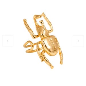 Ioaku Ring - Säljer min ring, knappat använd då inte min stil! Lådan desvärre inte kvar. Köpt på Ellos, kvitto kan tas fram vid behov! Nypris 599, använd ca 2 ggr.