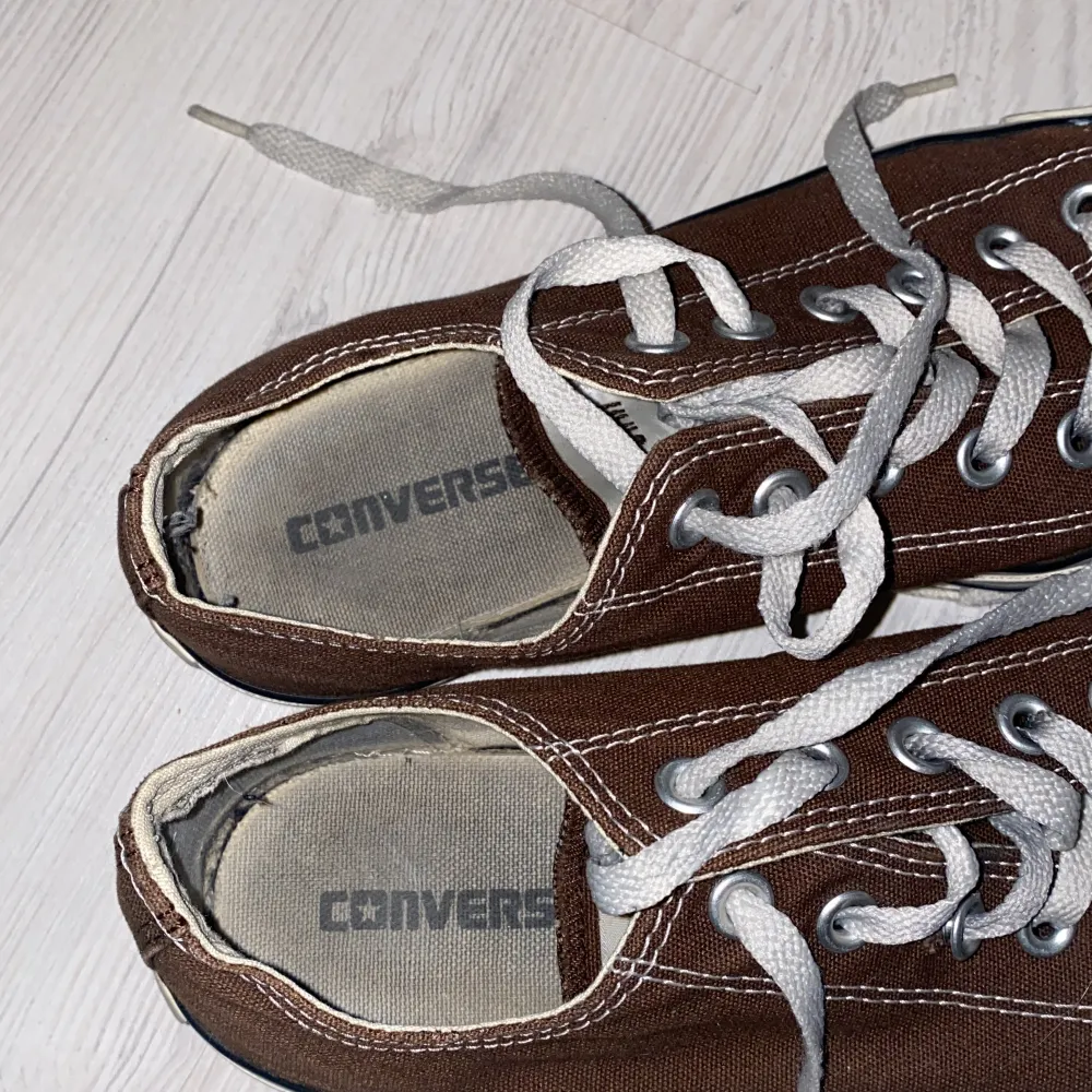 Bruna Converse i bra skick utom att dem är lite smutsiga, tvättas innan dem postas. Skor.