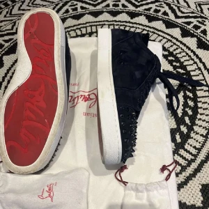 Christian Louboutin low  - Ett par fräscha louboutin skor storlek 41 (passar även 42) som är använda 3ggr. Med en enkel tvätt under skorna är dom som ny! Priset går att diskutera och byten är också diskutabelt, kom med förslag. Allt förutom box och kvitto medföljer! (inte mina skor säljer åt en vän)