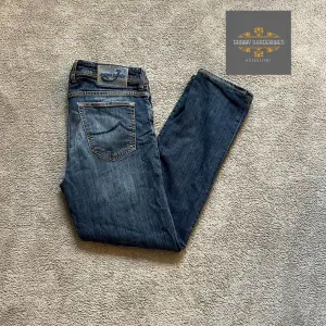 Säljer dessa asfeta Jacob Cohen jeans med slitningar som bara gjort jeansen snyggare. Utöver slitningarna så är skicket 8/10. Storlek 35 men passar 33 skulle jag säga. Modelen är 688 comfort! Hör av er🤗