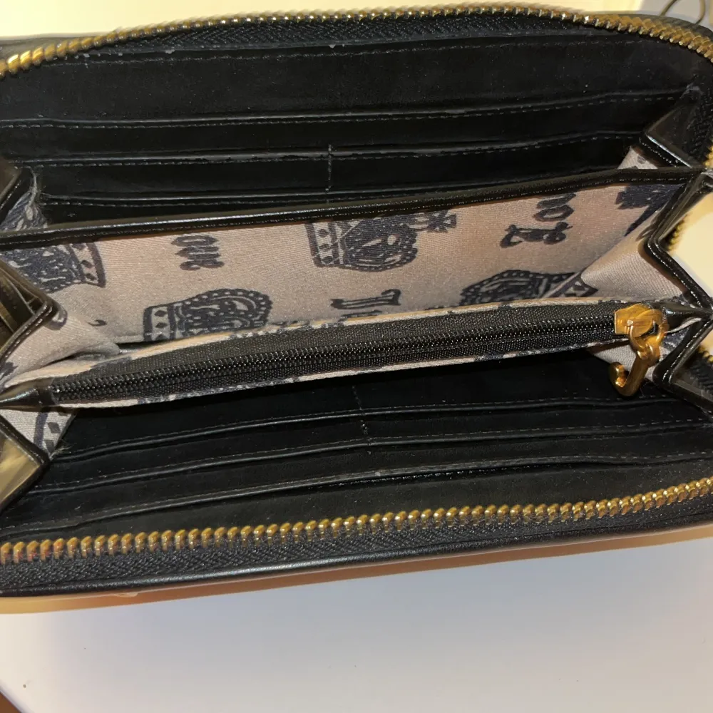 Svart Juicy Couture plånbok/necessär med 11 fickor, sammet material. Mått 20x9cm. Pris kan diskuteras. Väskor.