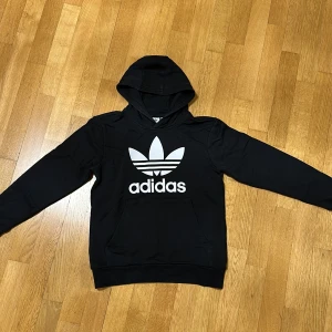 Adidas hoodie  - svart, strl S, unisex