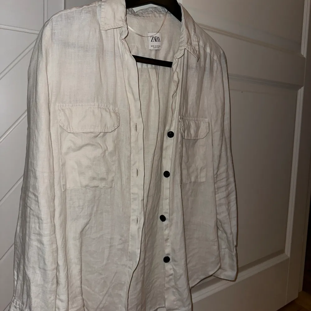 Linneskjorta från Zara, bra skick men använd. Passar en xs - s för oversize passform men funkar även en m. Skjortor.