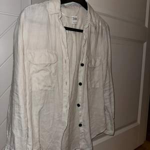 Linneskjorta från Zara, bra skick men använd. Passar en xs - s för oversize passform men funkar även en m