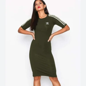 Adidas klänning - Super fin klänning från adidas! Säljer då den knappt kom till användning tyvärr! 