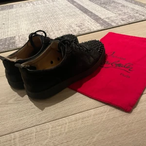 Christian Louboutin skor  - Säljer ett par feta Loubs, tillkommer dutchbag! Pris kan diskuteras! Vid snabb affär!